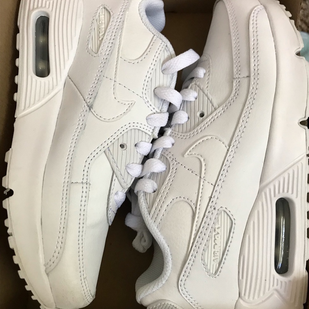 Kids all white Nike air max wore once 1 y like brand new paid 80$ asking 65$